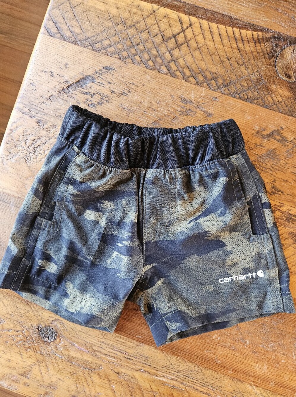 Carhartt Camo Shorts (6 M)